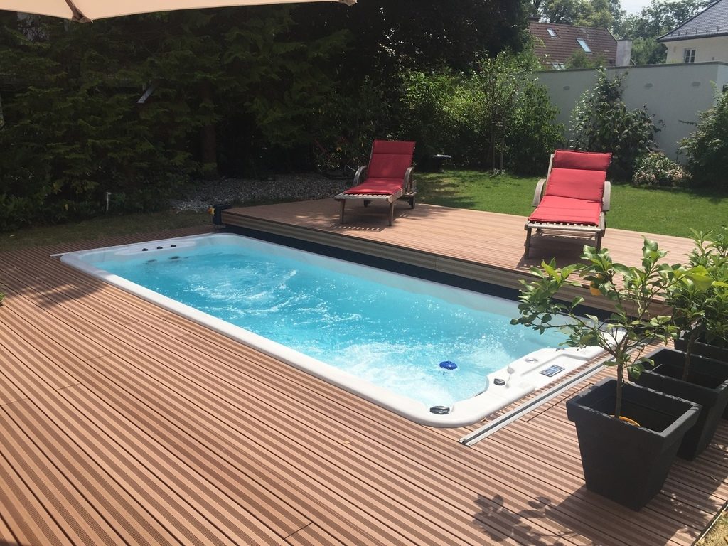 Een luxe zwemspa gerealiseerd in een volledig afgewerkte tuin